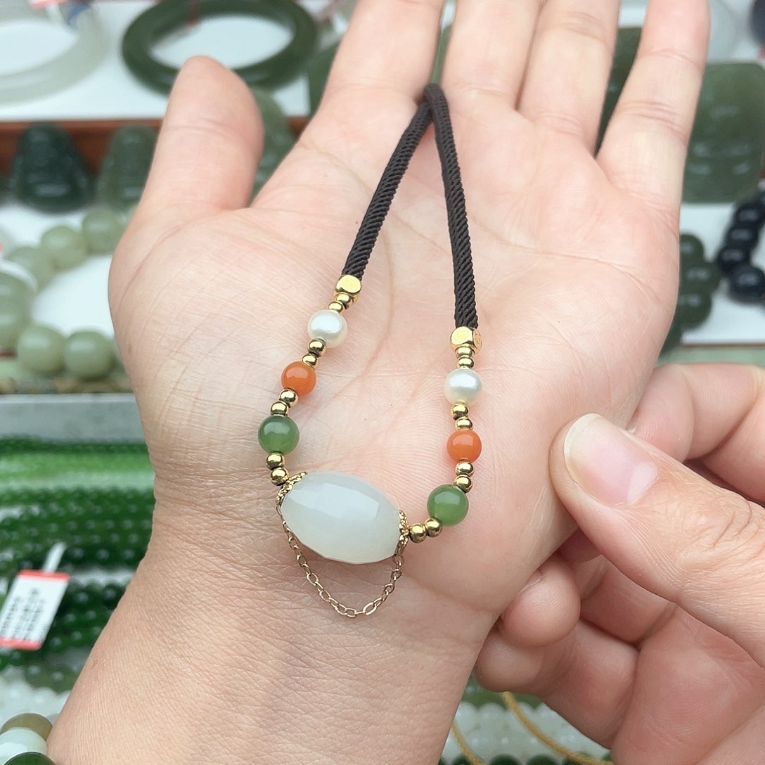 和田玉颈饰未镶嵌