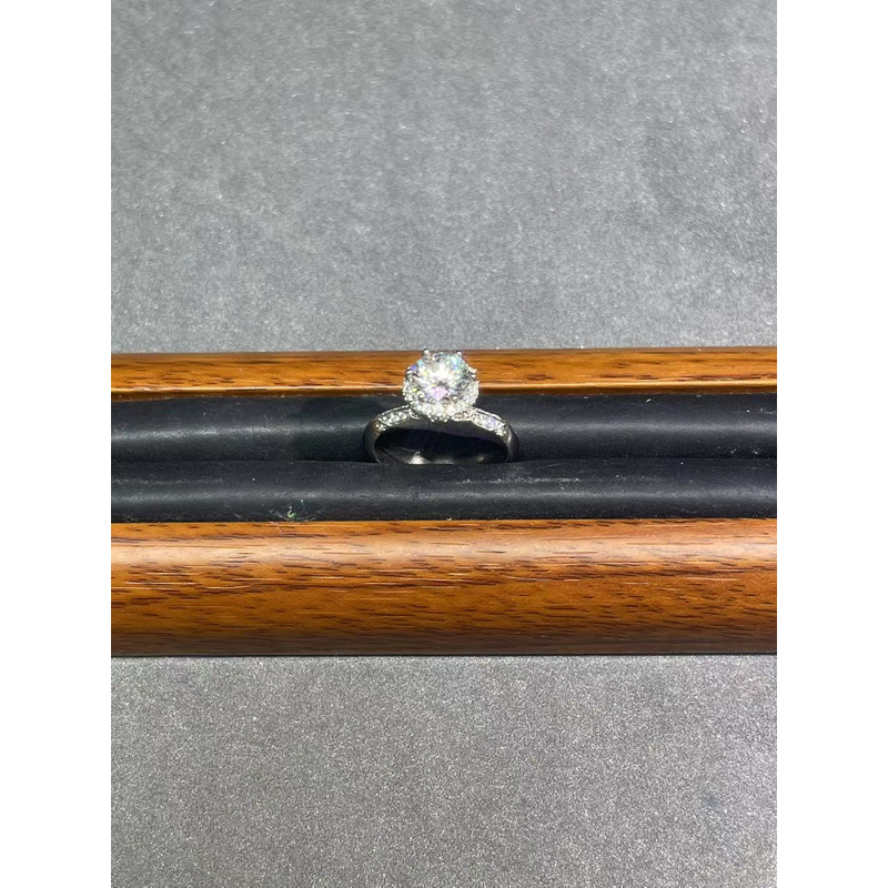 d28白色满镶梦中婚礼戒指多样发