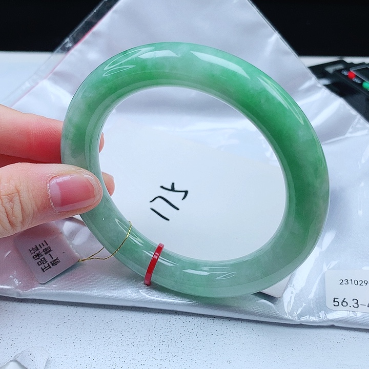 翡翠手镯（圆镯）未镶嵌缅甸天然a货手镯56+