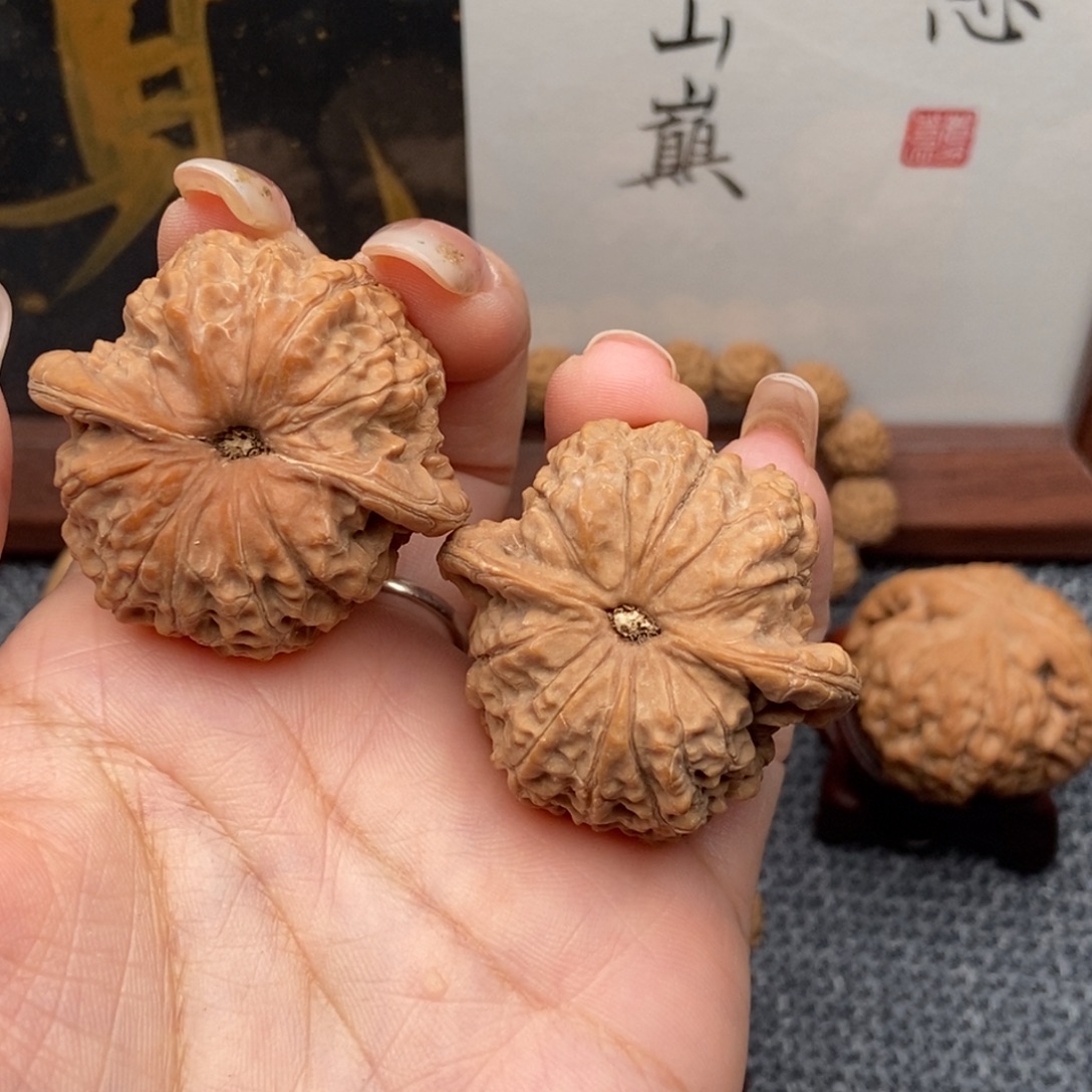 项***目文玩核桃吊坠血麒麟