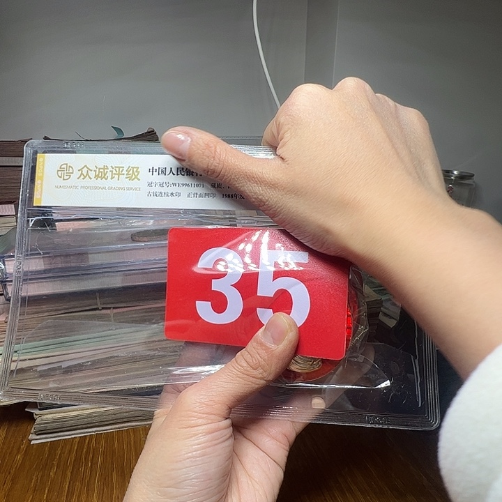 用***3退市像章5个张如图