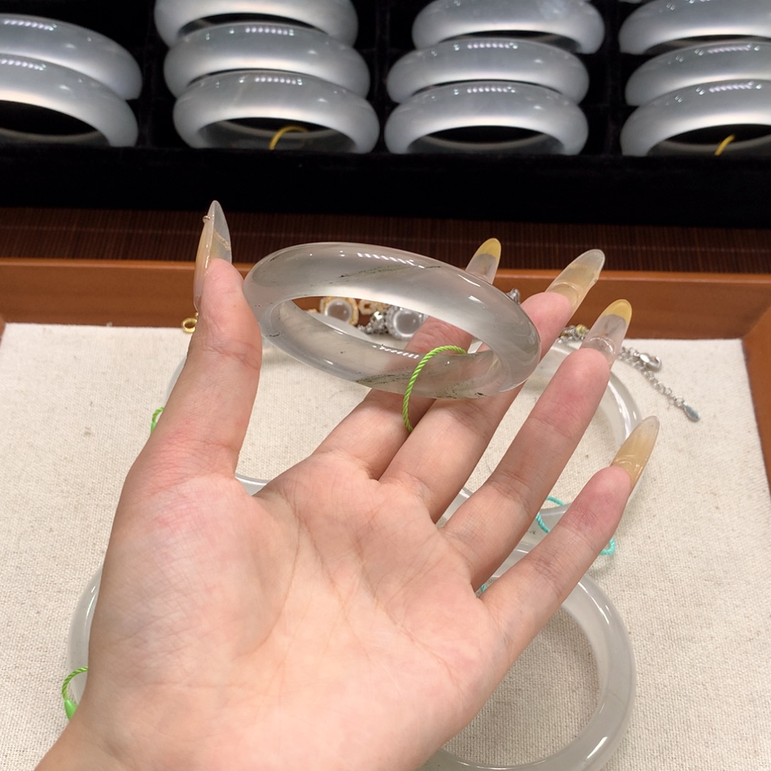 冰****石英质玉手镯未镶嵌8A52.1