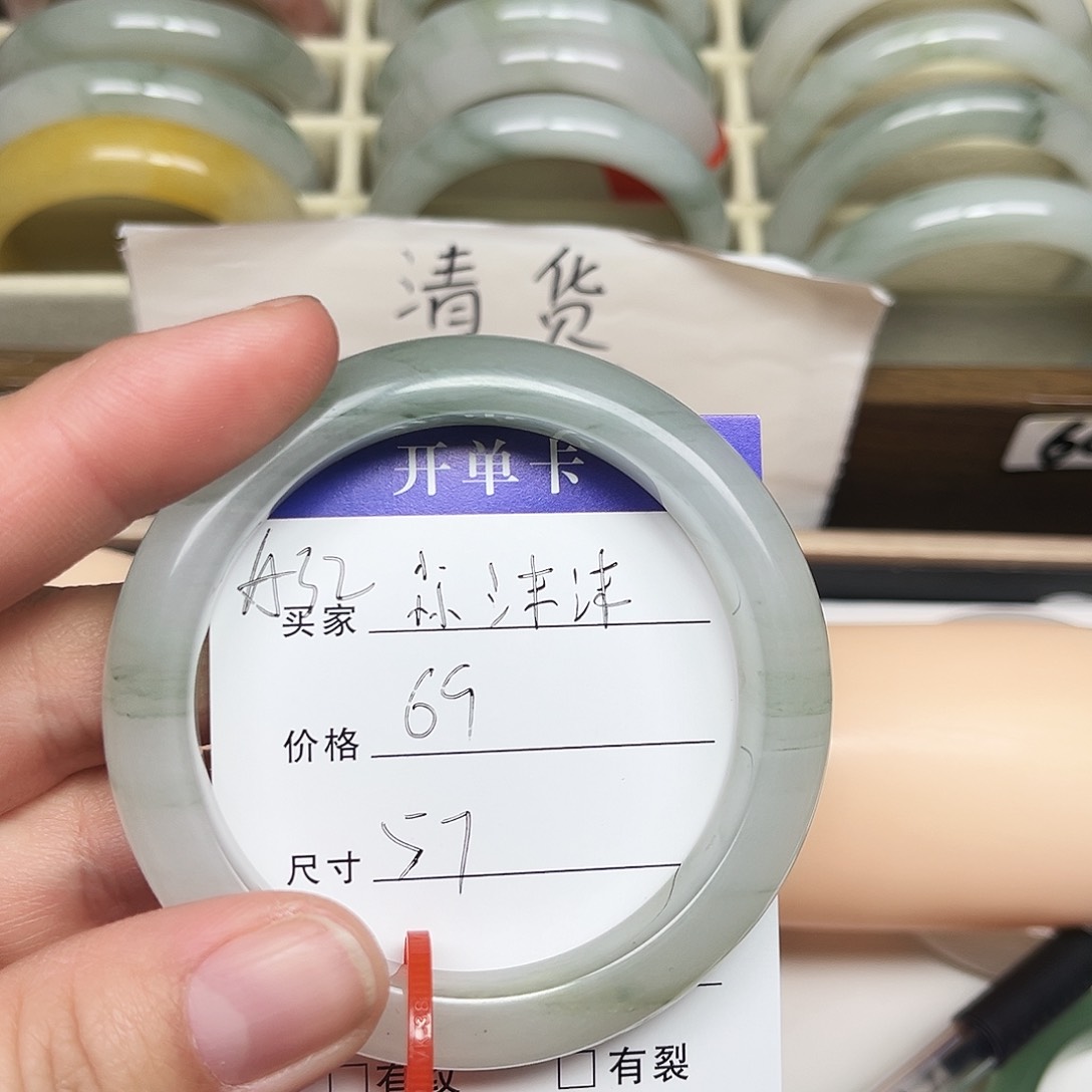 未镶嵌手镯石英质玉