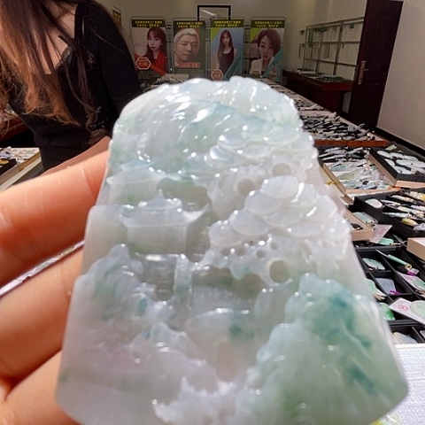 翡翠未镶嵌项圈一个