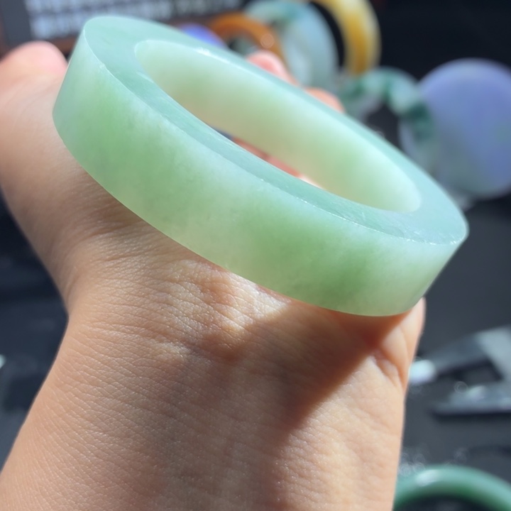 定制翡翠未镶嵌翡翠手镯