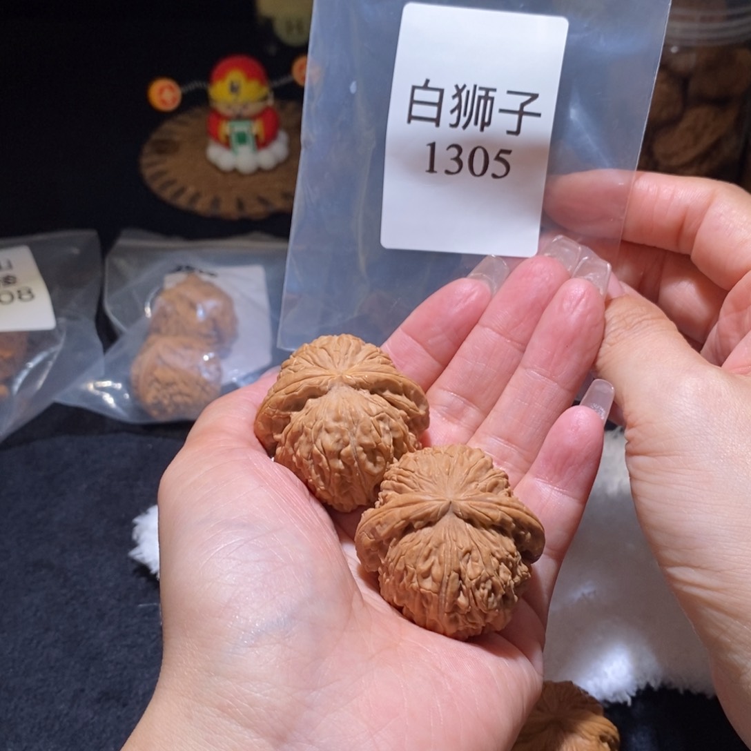 文玩核桃吊坠白狮子41