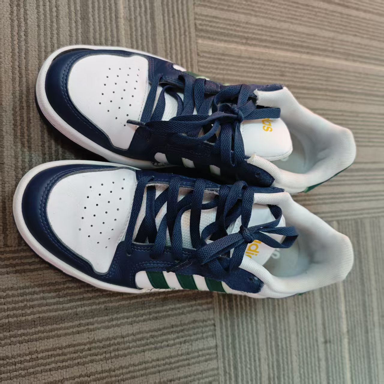 瑕疵慎拍 adidas/阿迪达斯 男女同款低帮运动休闲板鞋JQ5047-39