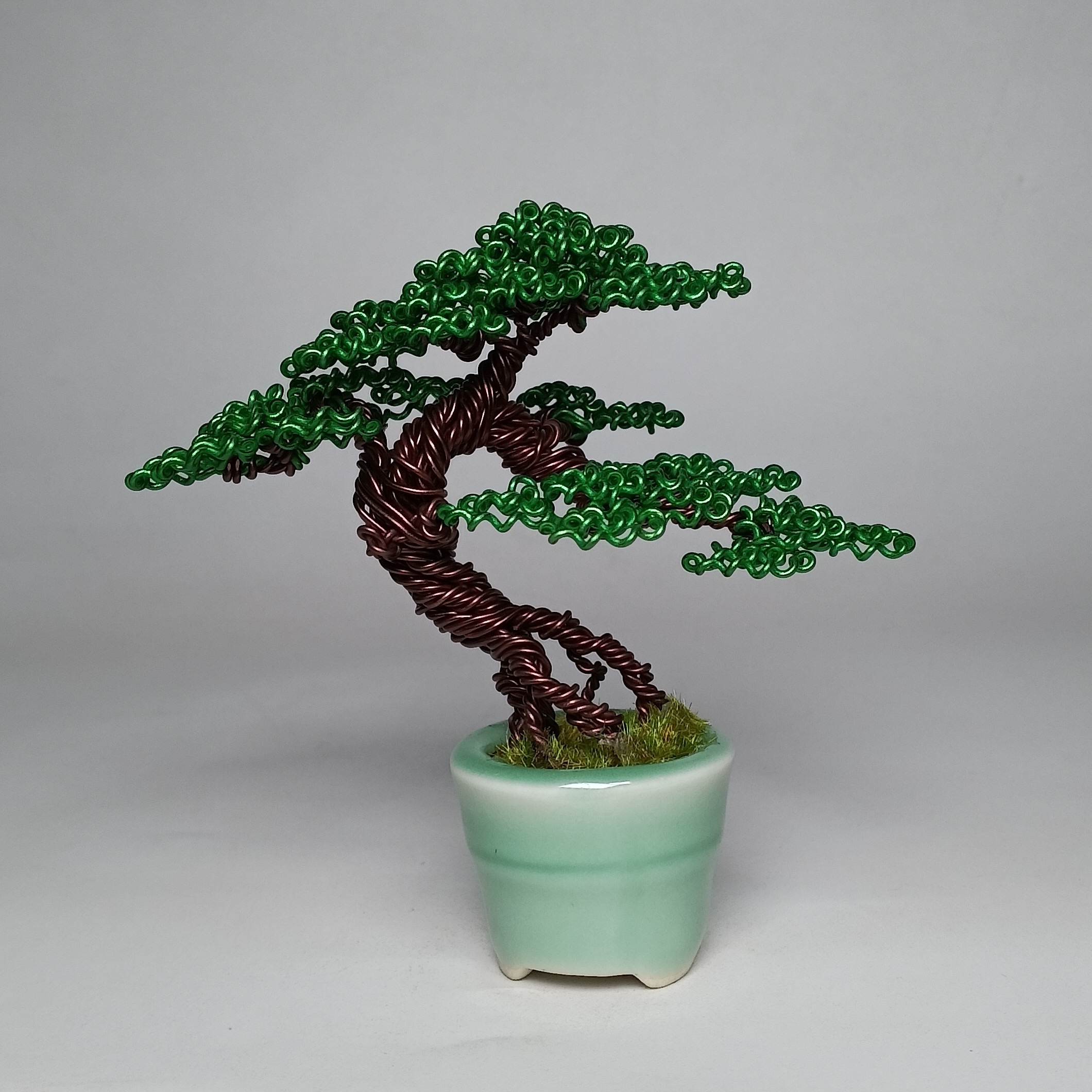 长10厘米，宽7厘米，高9.5厘米，树材质铝丝，紫砂花盆。