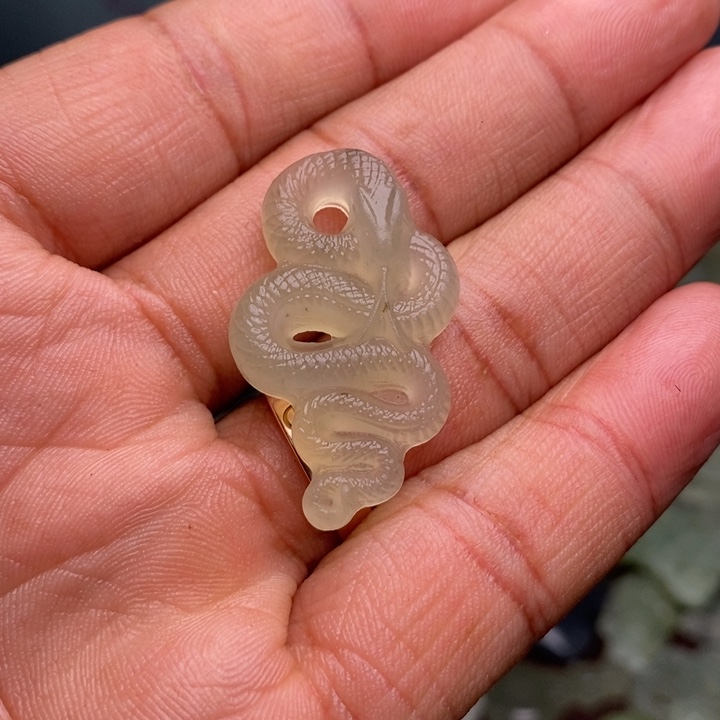 蛇纹石玉颈饰合金144