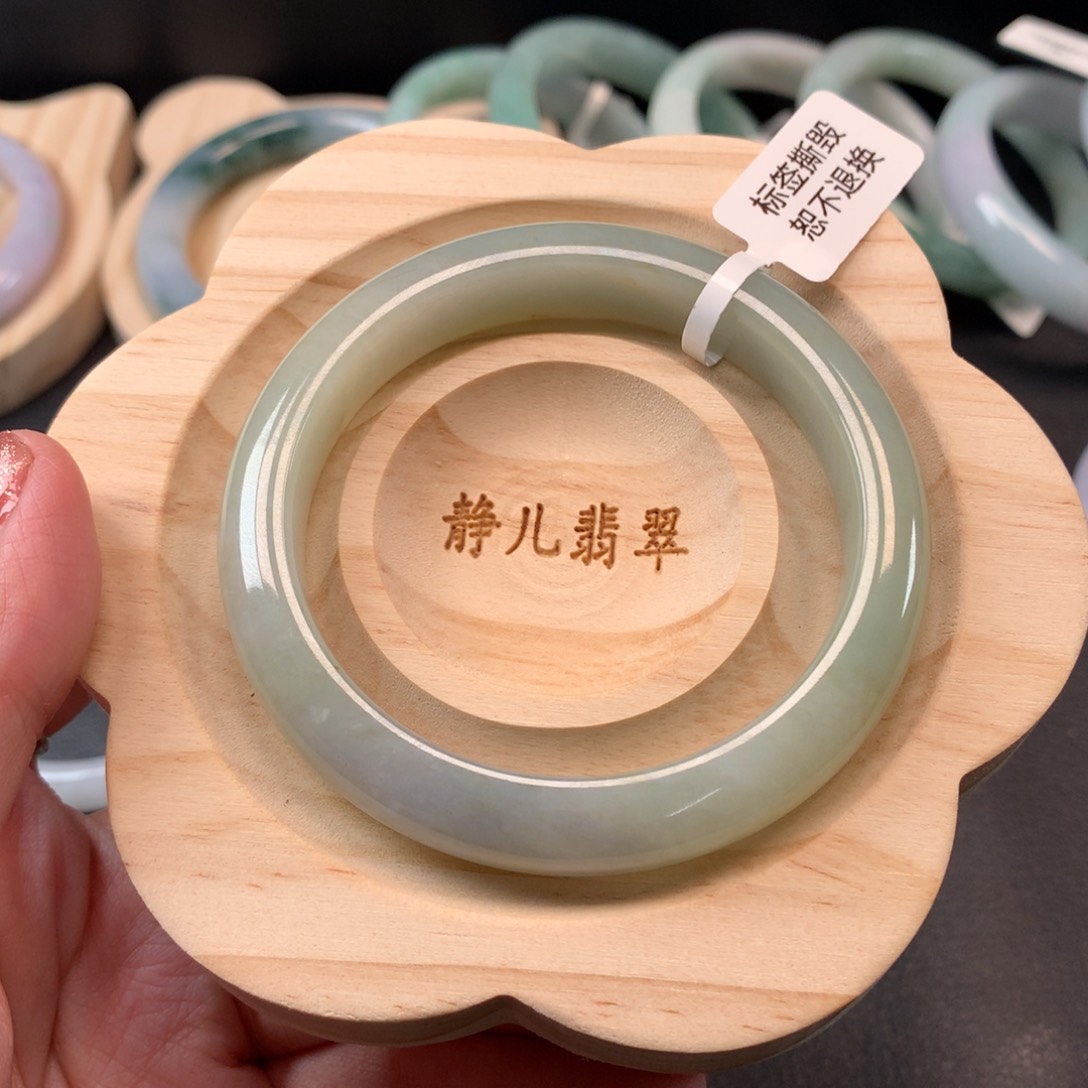翡翠手镯未镶嵌55圈口