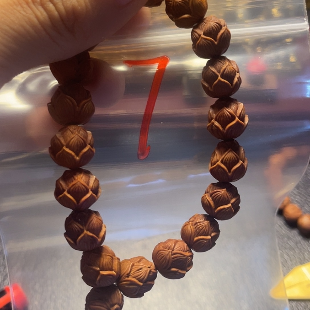 龙纹桃核雕刻瑕疵莲花