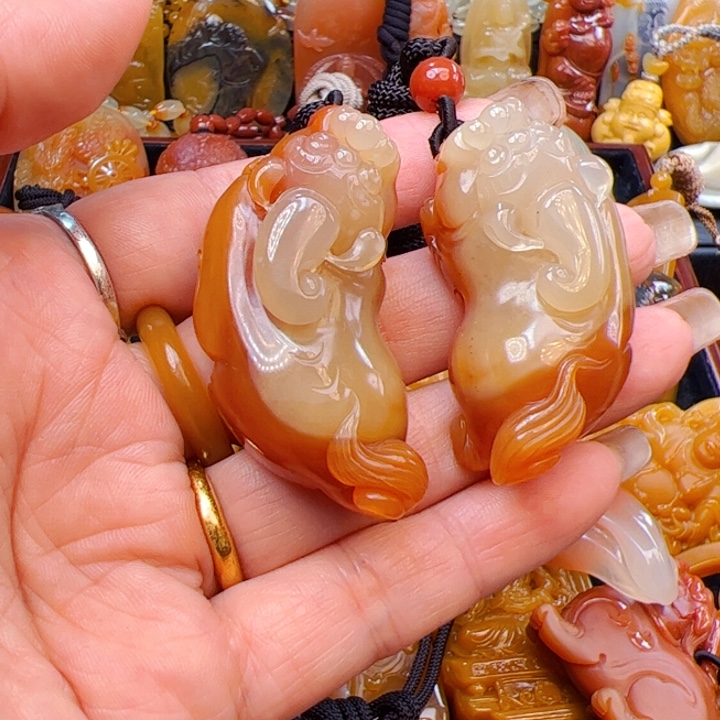 用***7未镶嵌石英质玉（黄龙玉）笔搁