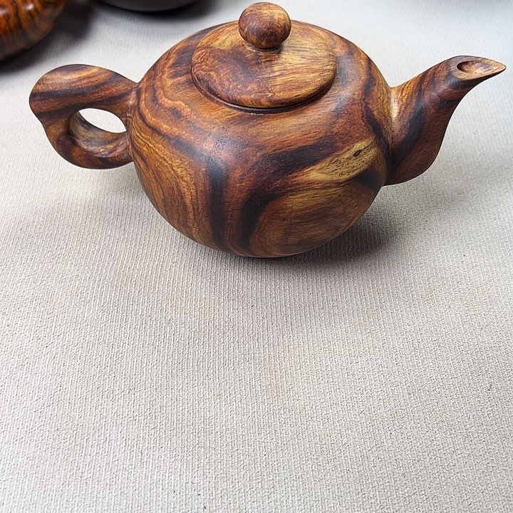 晴**李越南黄花梨壶一个
