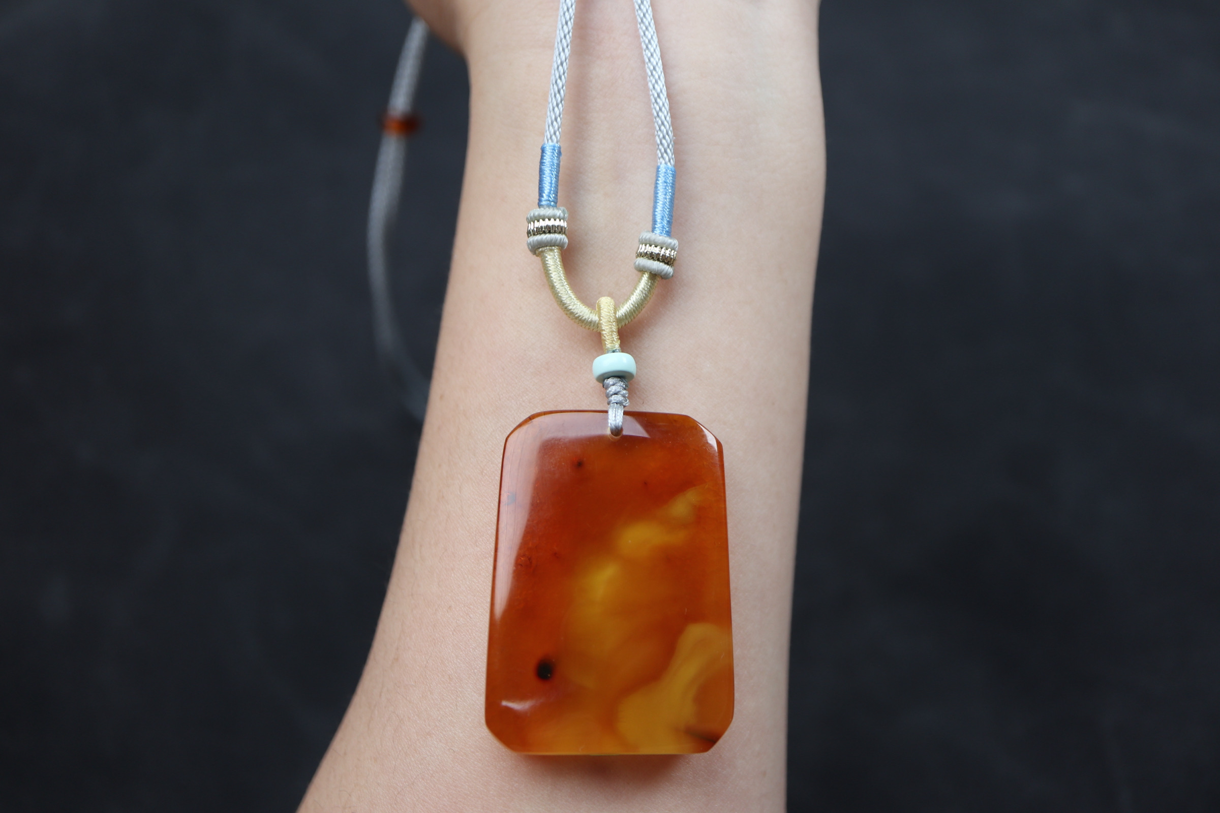 特色金绞蜜方牌吊坠，背面留皮，裸重9.2g，