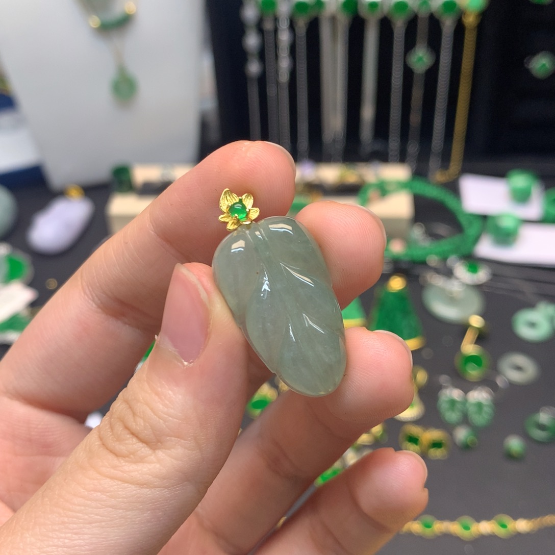 翡翠未镶嵌颈饰有纹裂