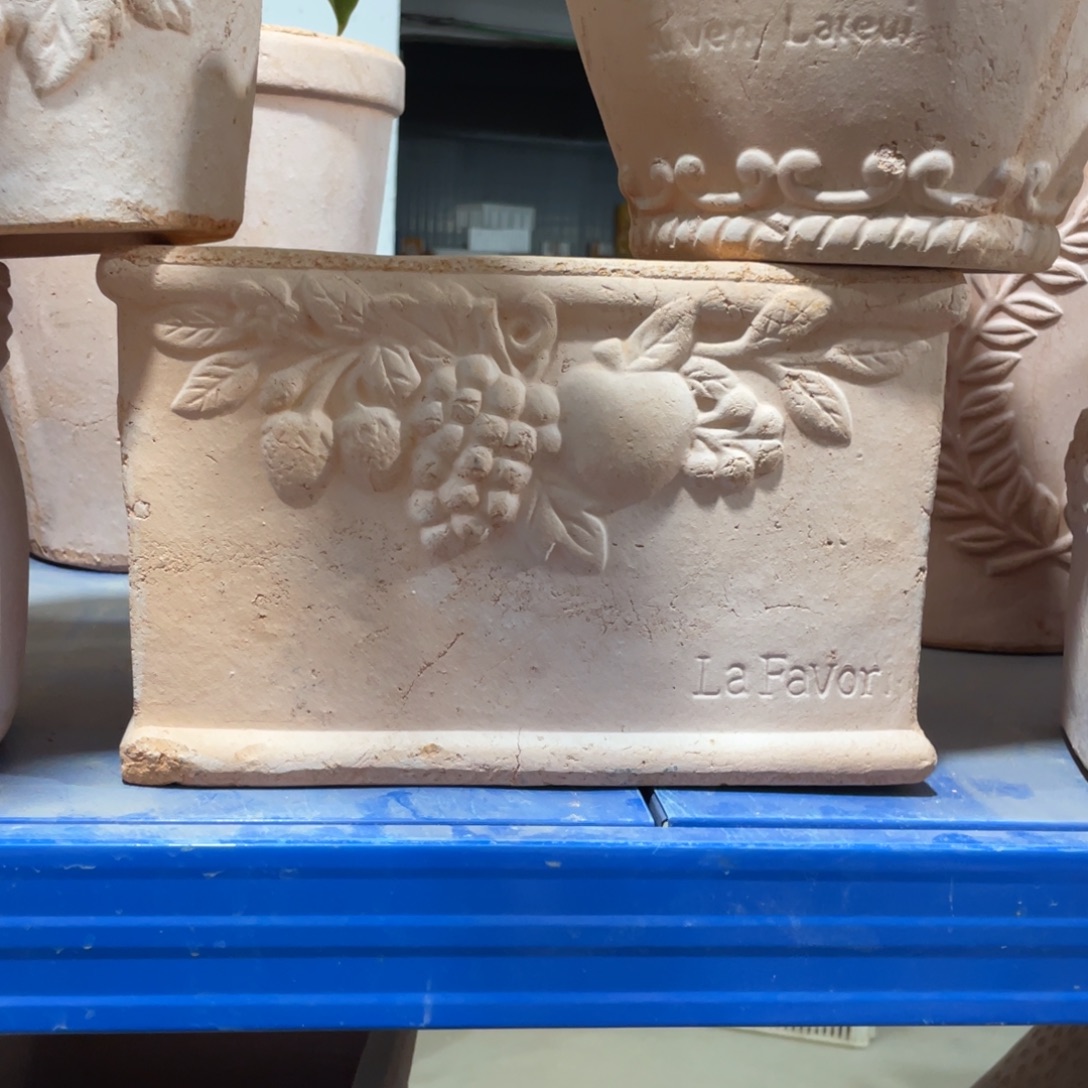 长27×16×17     粗陶手工花盆一个