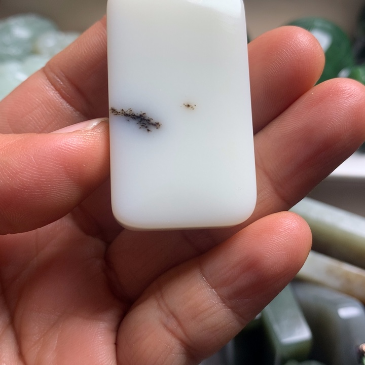 张***了和田玉未镶嵌颈饰