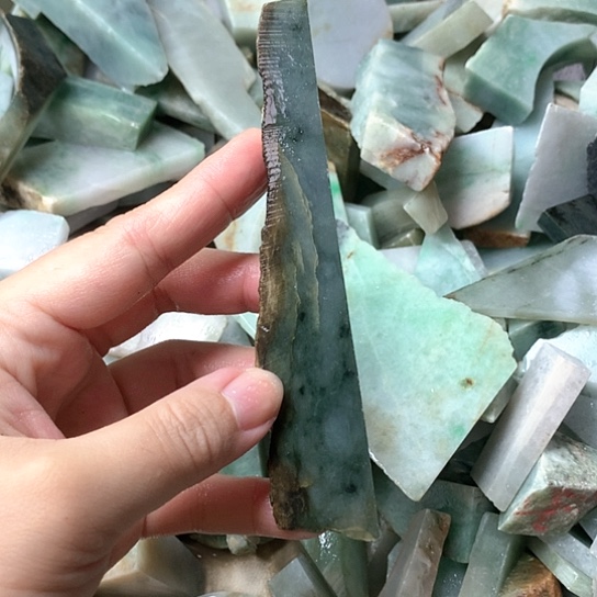 翡翠挂件未镶嵌抖***?翡翠原石