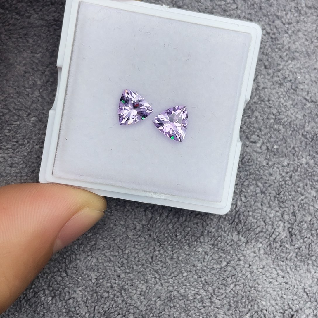 未镶嵌笔搁紫晶一对2.2Ct。  