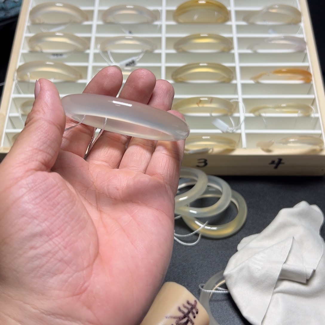 玛瑙/玉髓手镯未镶嵌小**王