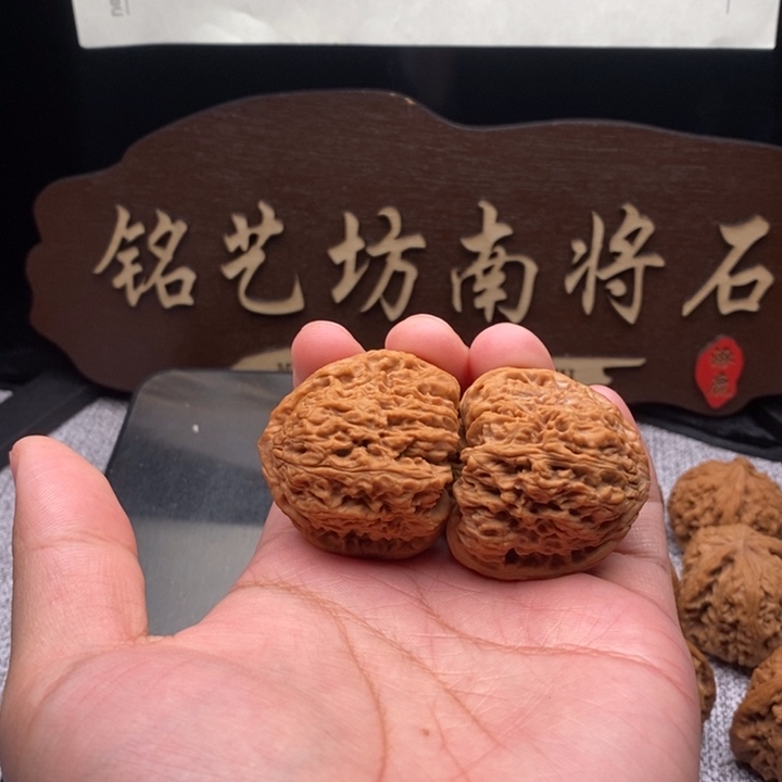 生***荐吊坠文玩核桃南疆石