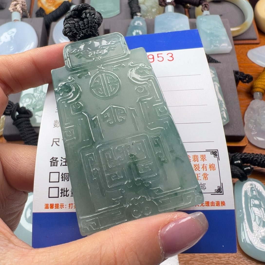 翡翠颈饰未镶嵌昆****厅缅甸翡翠