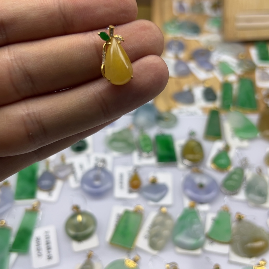 翡翠18K金镶嵌颈饰