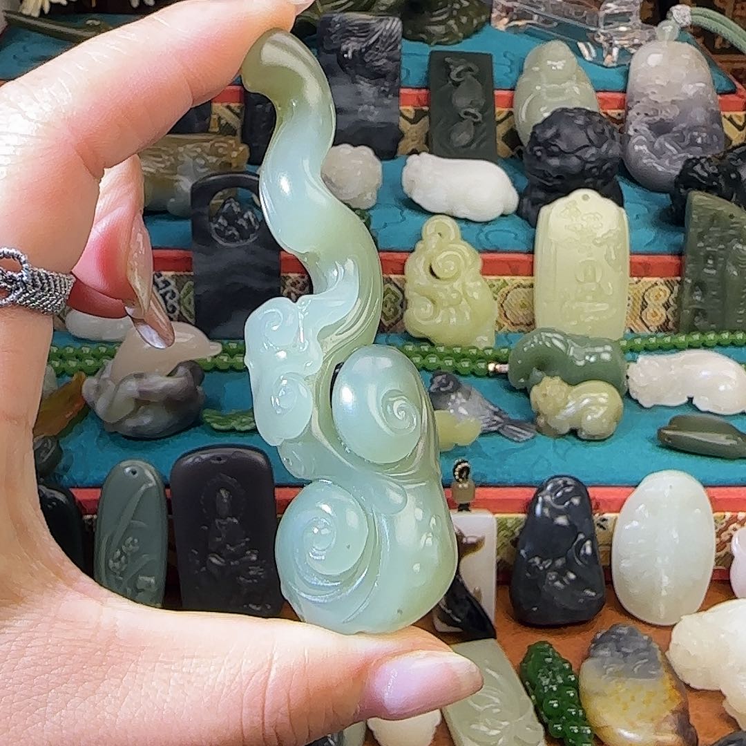 凡***语和田玉未镶嵌颈饰