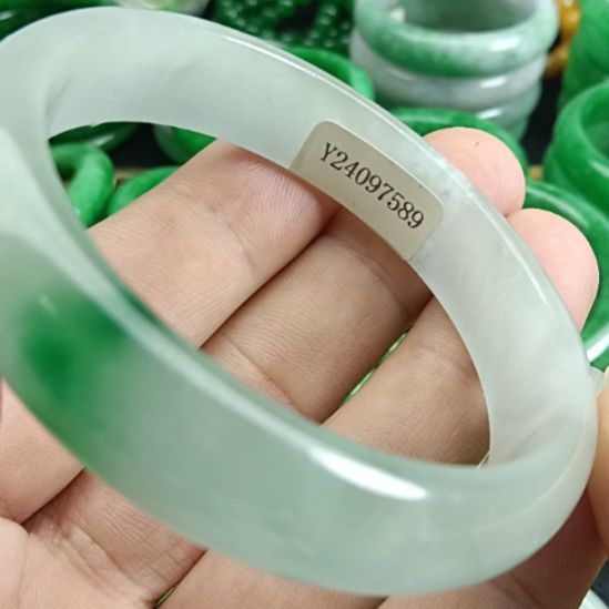 翡翠未镶嵌颈饰随**欲