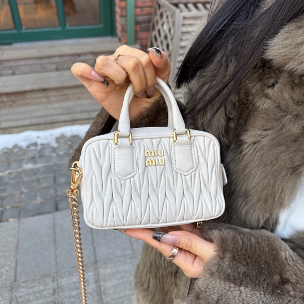 95新 MIU MIU/缪缪 缪缪 mini褶皱保龄球白色（芯片款）