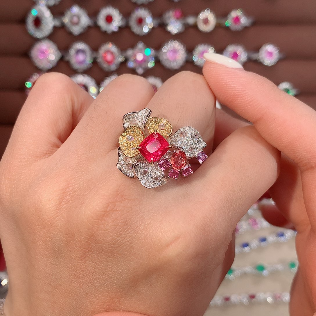 戒指18K金镶嵌尖晶石1.54ct