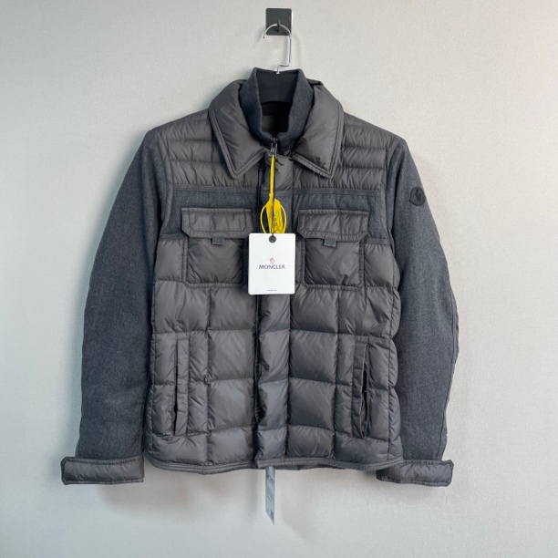 未使用 MONCLER 可隐藏兜帽翻盖口袋羽绒服/2码/全新带吊/价20500