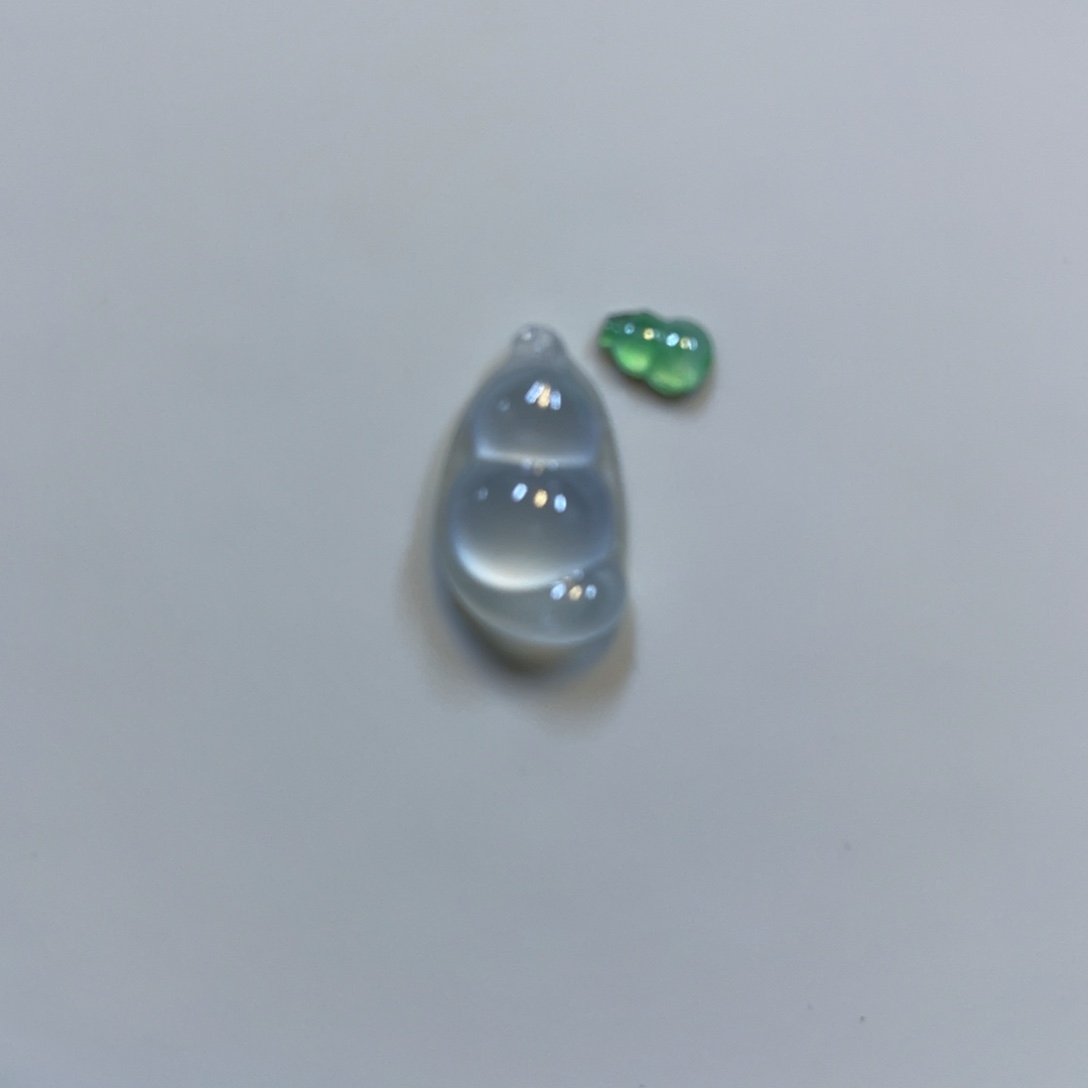 翡翠未镶嵌颈饰葫芦