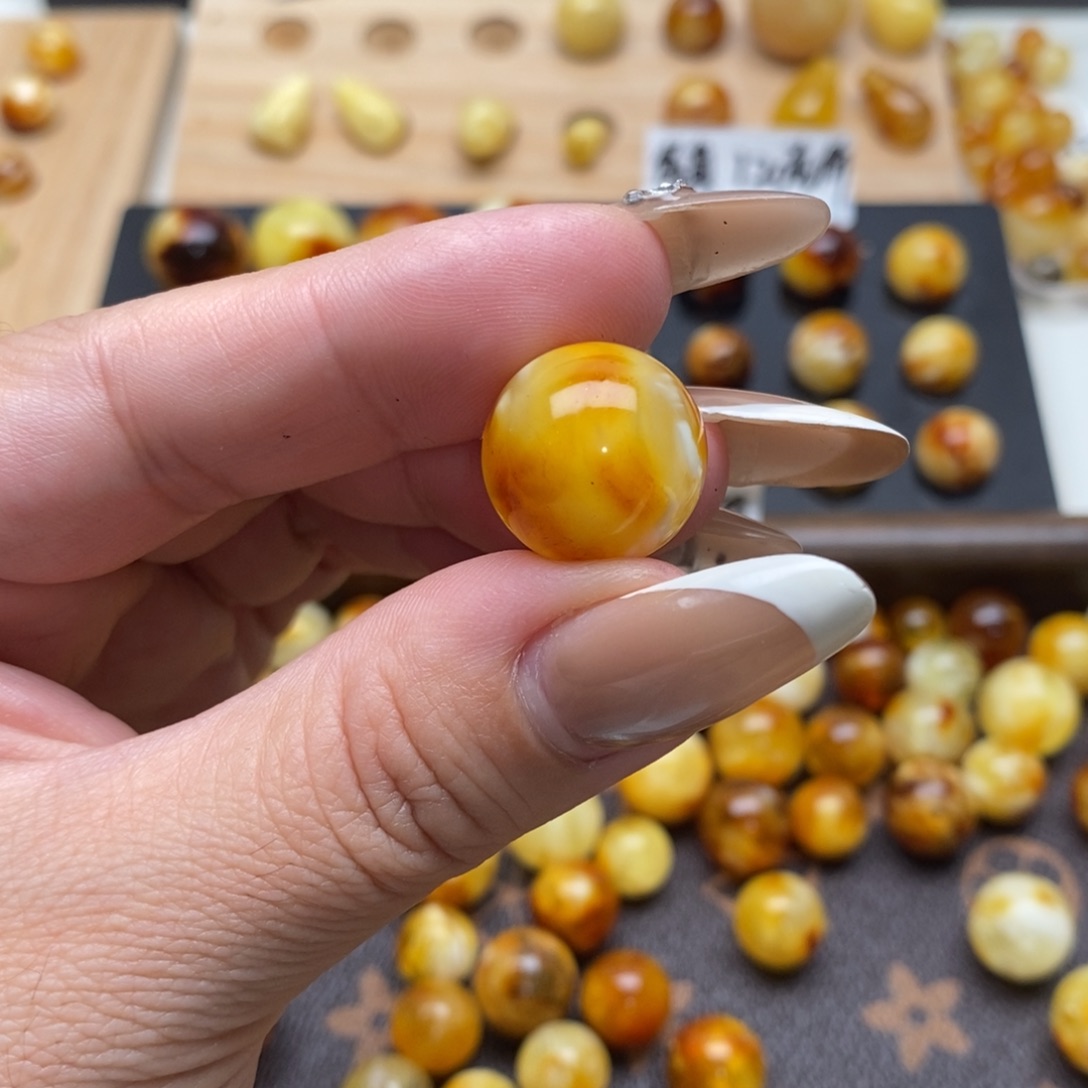 小***妈琥珀未镶嵌珠宝奇石蜜蜡