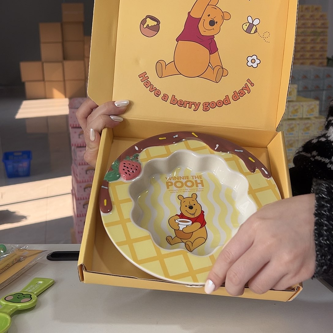 瓷维尼熊花边盘子