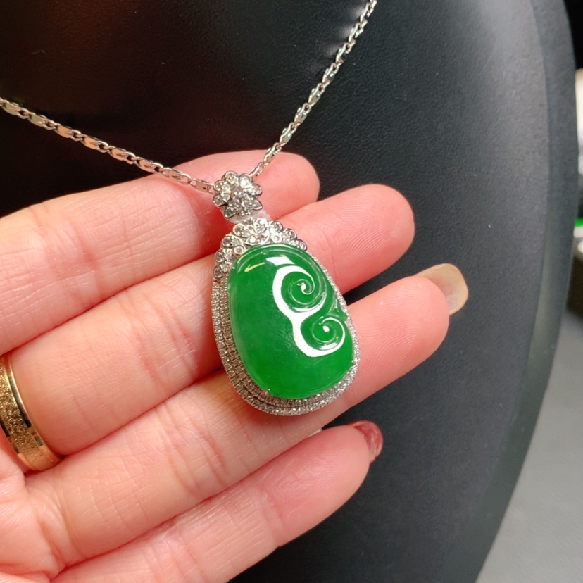 【闪购商品】翡翠吊坠(赠链)18K金镶嵌