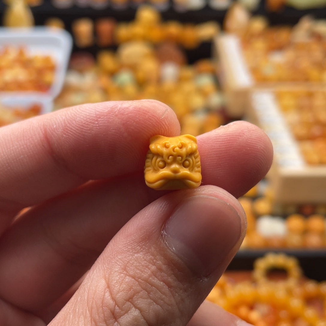 勇***气石英质玉（缅黄）未镶嵌颈饰