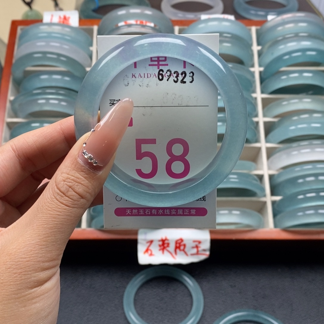 菲***石英质玉未镶嵌手镯