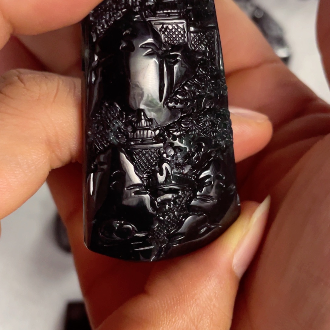 翡翠未镶嵌颈饰山水