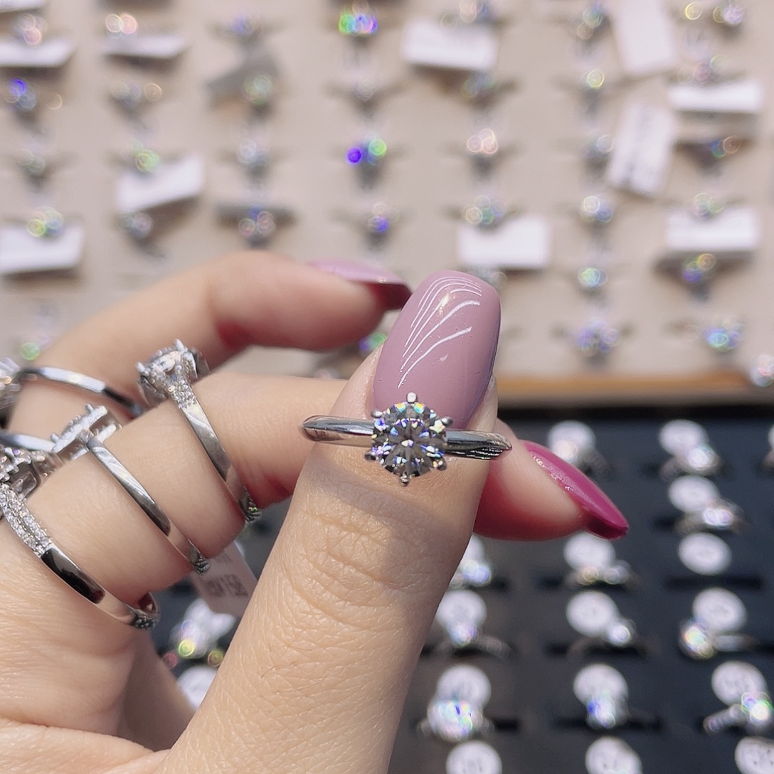 莫桑石非金属圈17。 t家六爪一克拉