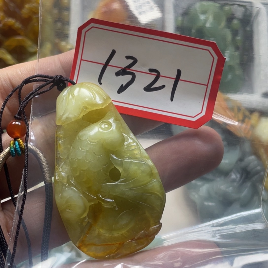 蛇纹石玉颈饰未镶嵌吊坠