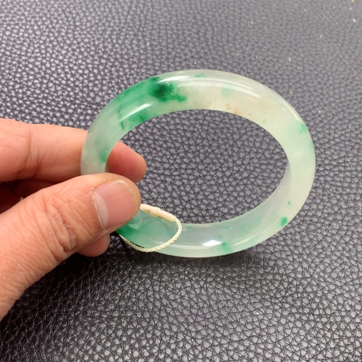 石英质玉手镯未镶嵌谈***麻