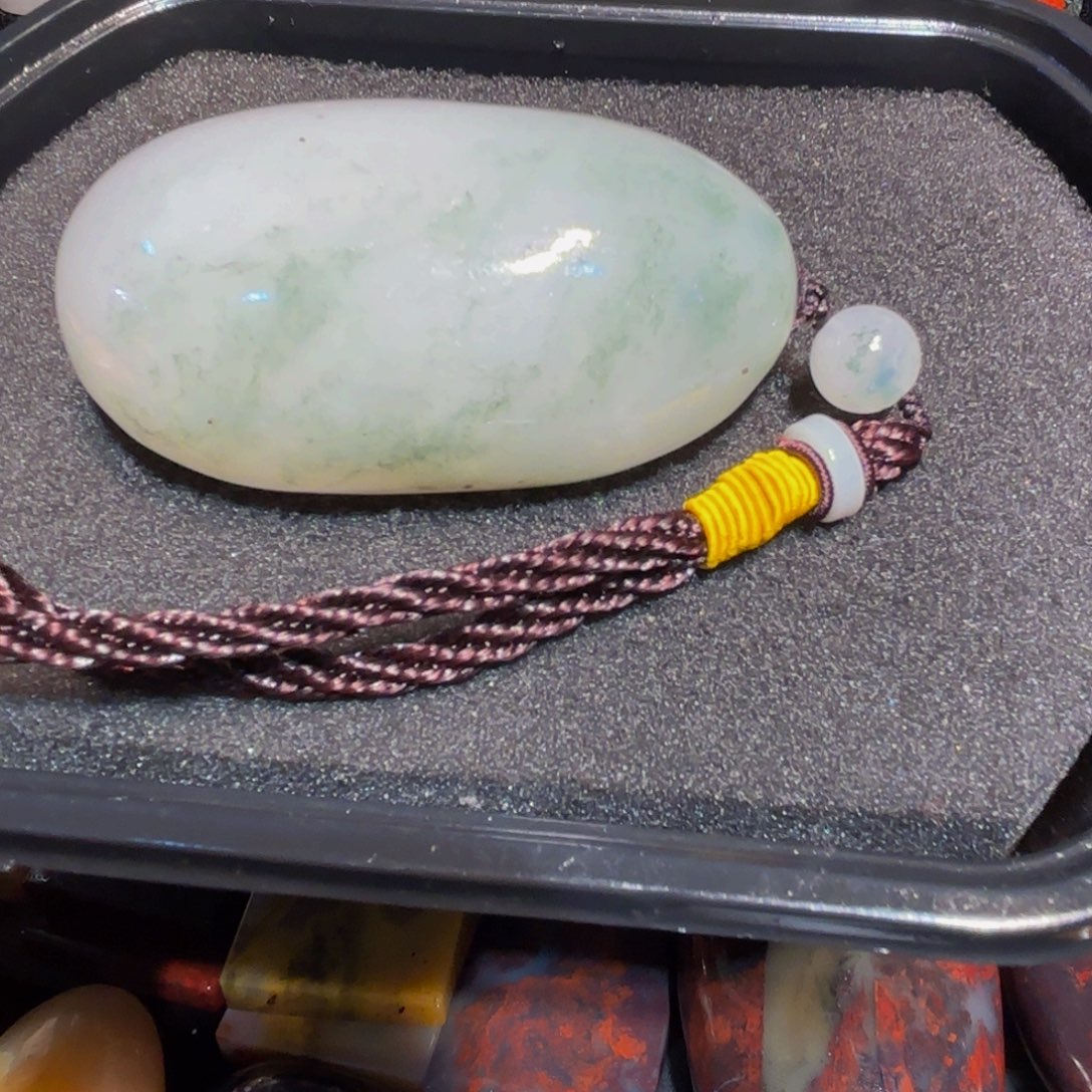 依***三石材桂林鸡血玉把玩摆件