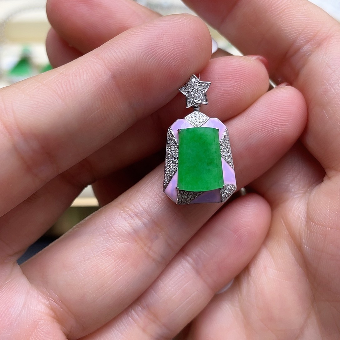 翡翠18K金镶嵌颈饰回流