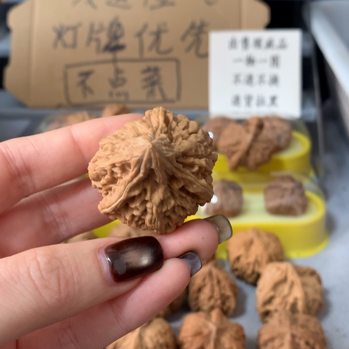 l***W吊坠文玩核桃单只，有瑕疵