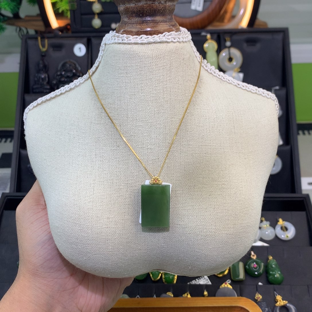 和田玉18K金镶嵌吊坠(赠链)