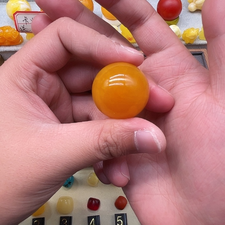 丑***哥琥珀未镶嵌裸石鸡油红单珠