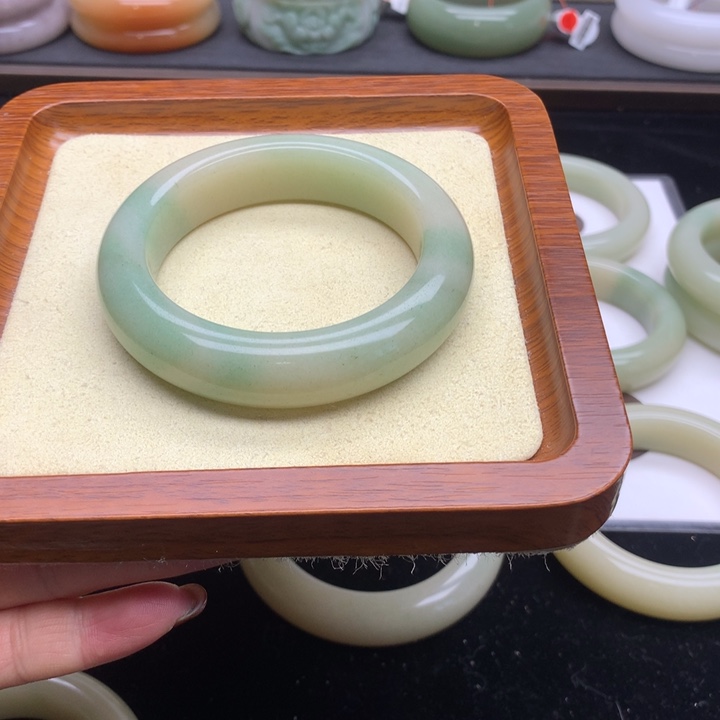 未镶嵌手镯石英质玉