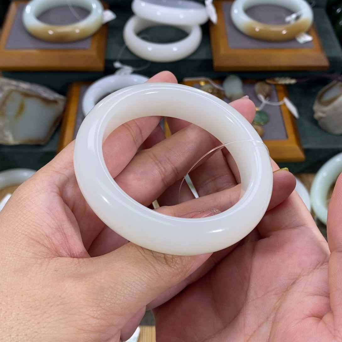 和田玉手镯未镶嵌