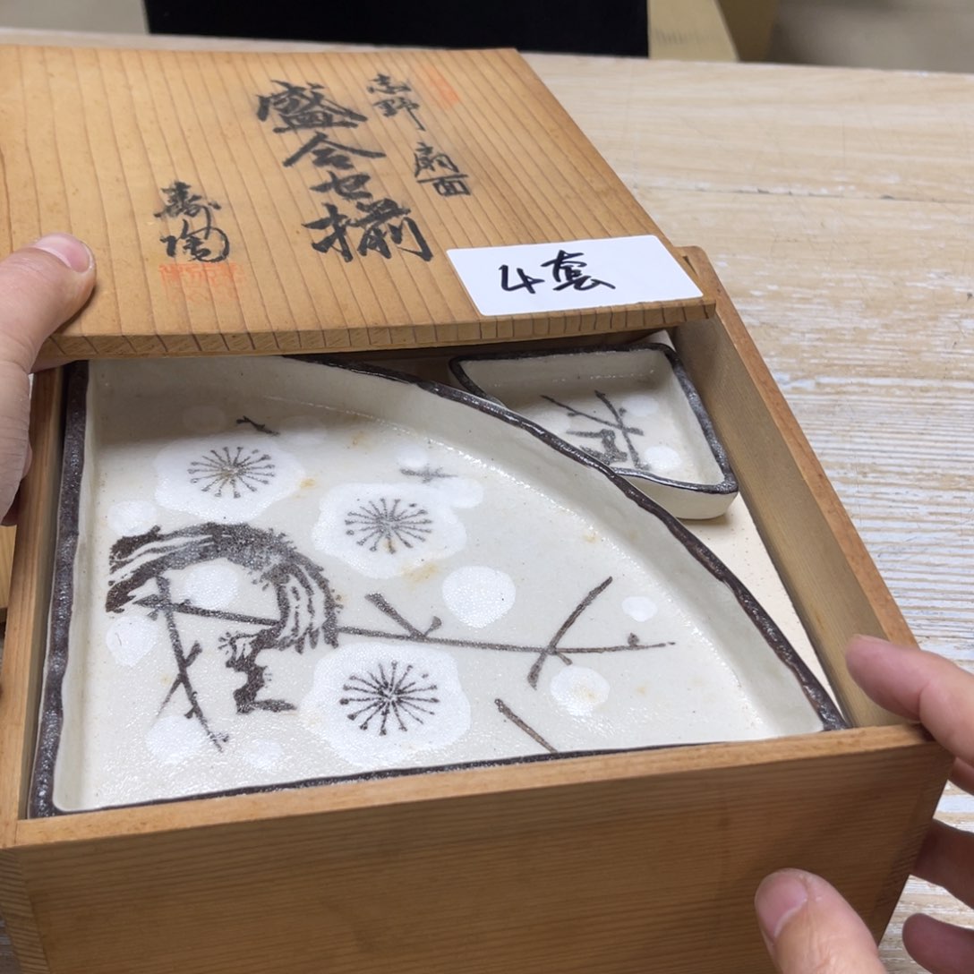 瓷片密密麻麻地排列着一个大